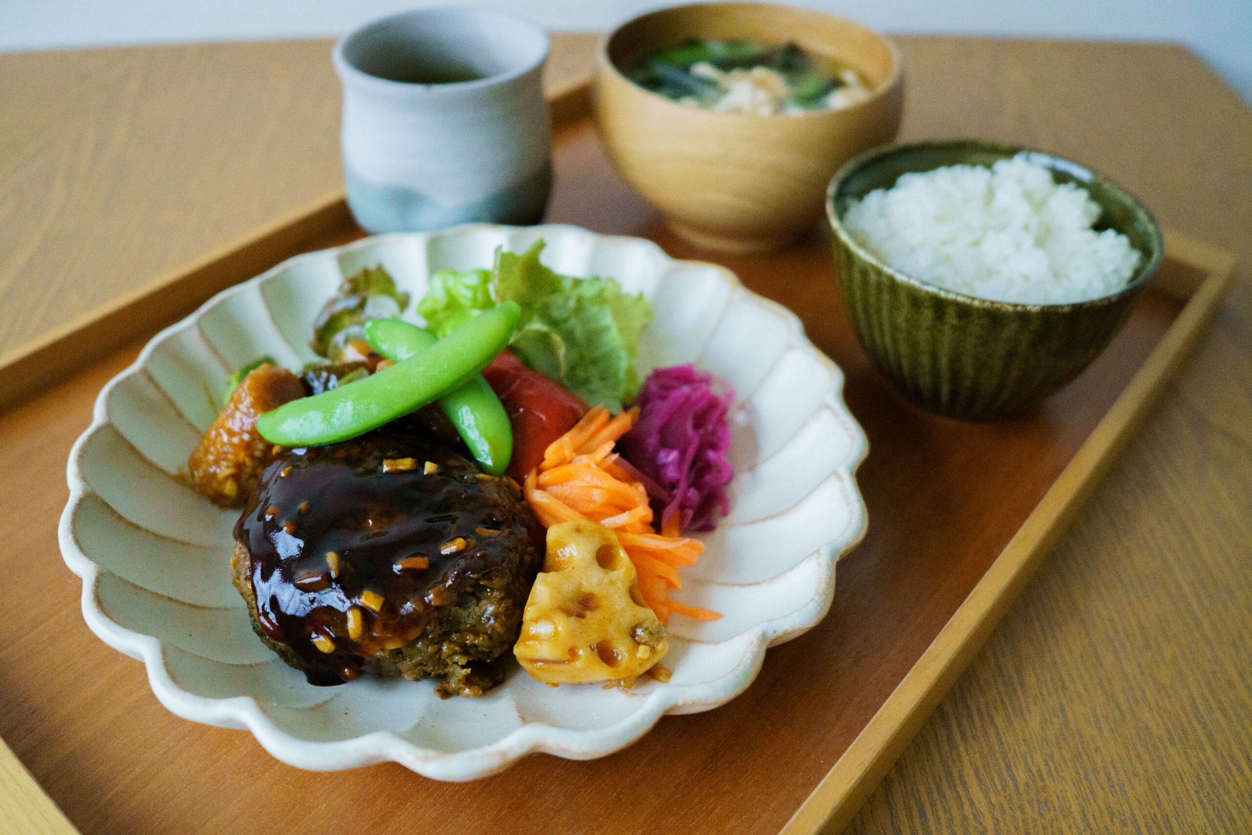 ごろごろ野菜と黒酢ソースのお茶の葉ハンバーグ
